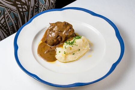 Вырезка в соусе перечный фуа-гра с картофельным пюре и луком конфи