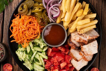 Шаверма Сладкий Чили на тарелке