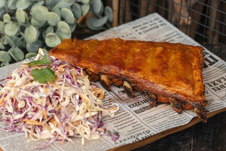 Свиные ребра в медовой глазури с салатом Коул слоу