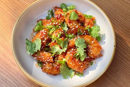 Жареные креветки, имбирная заправка, томаты 