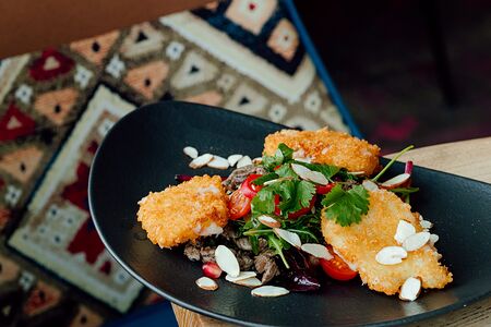 Салат с говядиной и жареным сыром