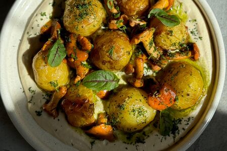 Молодой картофель с лисичками