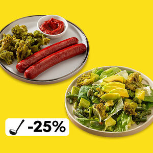 Обед с гриль колбасками и зеленым салатом