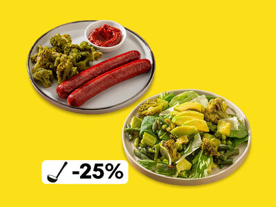 Обед с гриль колбасками и зеленым салатом