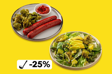 Обед с гриль колбасками и зеленым салатом