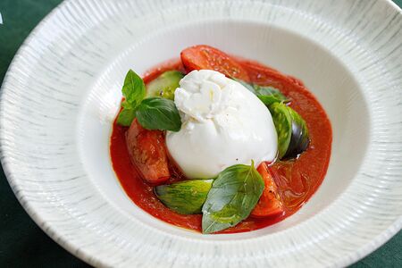 Буррата с томатами и соусом из черешни