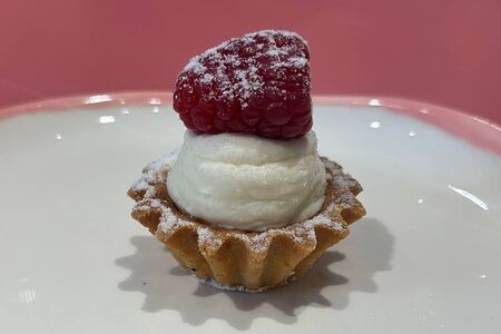 Корзинка с малиной