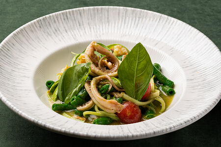 Макарончини с креветкой, щупальцами кальмара и соусом биск