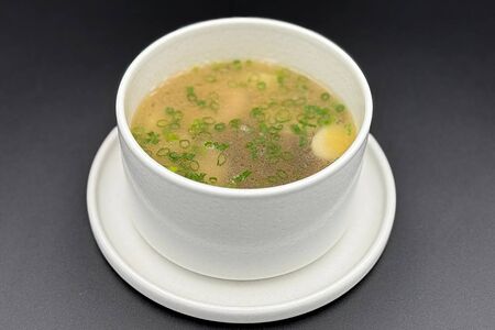 Куриный бульон с гречневой лапшой, яйцом и зеленым луком