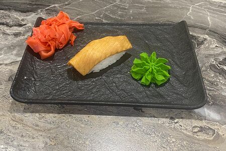 №105 Суши Опаленный копченый лосось