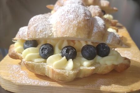 Круассан с заварным кремом и голубикой