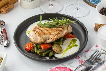 Куриная грудка на гриле с овощным соте