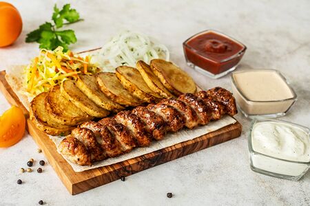 Ланч с кебабом из свинины