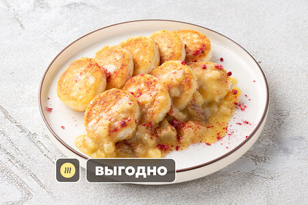 Большая порция сырников с садовой грушей