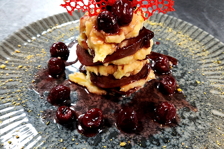 Говяжий язык с вишневым соусом и пюре