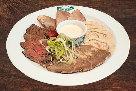 Мясная тарелка домашних заготовок