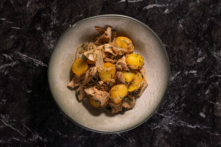 Требуха, жаренная с луком и картофелем беби