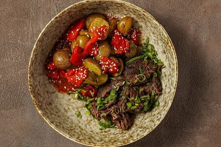 Томленые щеки с бейби картофелем