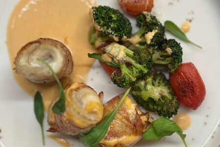 Рулетики из окуня в беконе