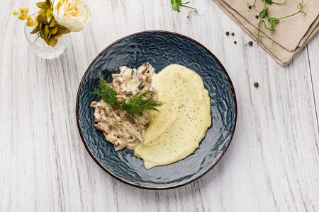 Бефстроганов с картофельным пюре