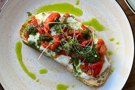 Печеный перец и страчателла на белом хлебе