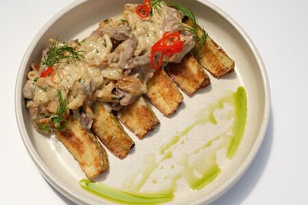 Бефстроганов из языка с грибами с хрустящими кабачками