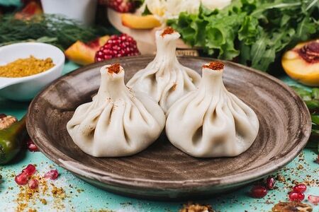 Хинкали с двумя видами сыра, томатами и зеленью 1шт