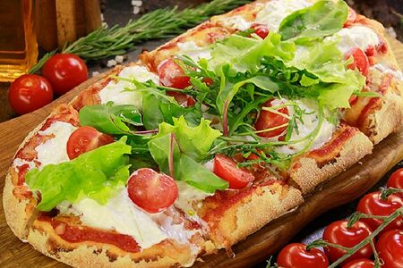 Пицца со страчателлой и овощами