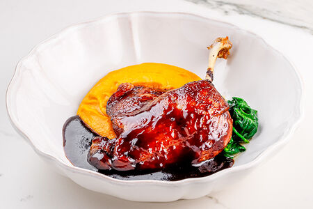 Утка конфи с кремом из моркови, шпинатом и ягодным соусом