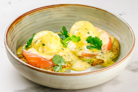 Кабачковые оладьи с яйцом пашот и лососем