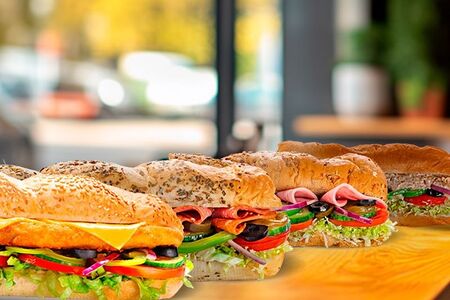 Ланч из четырех разных сэндвичей: Тунец, Ветчина, Острый Итальянский, Мегачикен