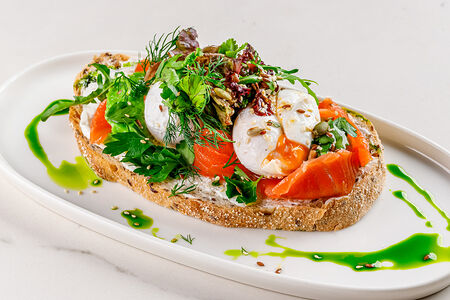 Яйцо пашот на зерновом тосте с гуакамоле и лососем