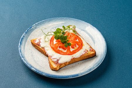 Горячий бутерброд с ветчиной и сыром