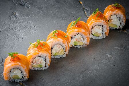 Ролл опаленный лосось с крабом