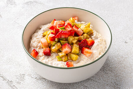 Каша овсяная с яблоком и клубникой