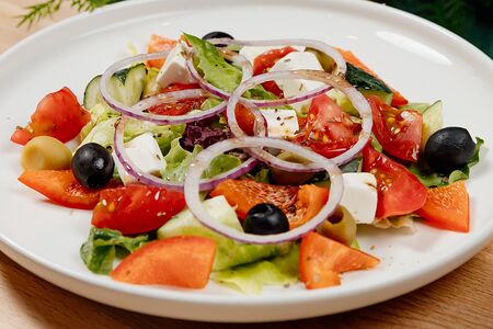 Домашний салат из свежих овощей с греческим сыром