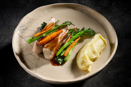 Цыплёнок, брокколини и картофельное пюре 