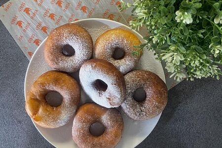 Пончики с клубничным сиропом