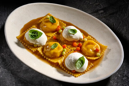 Равиоли с цыпленком и эспумой из пармезана  