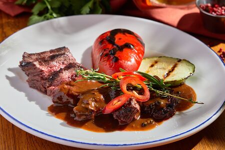 Стейк Бавет в перечном соусе