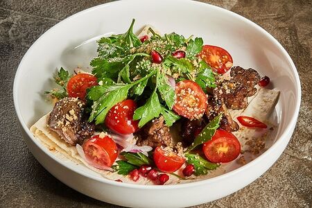 Мангал-салат с куриной печенью, зеленью и томатами