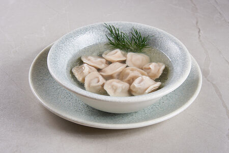 Пельмени с куриным бульоном