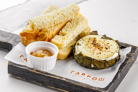 Запеченный камамбер в виноградных листьях