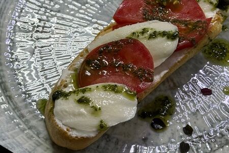Брускетта с томатами и моцареллой