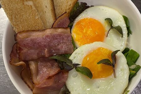 Скрэмбл боул с беконом и тостом