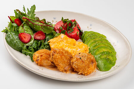 Крокеты из тунца, скрембл, авокадо