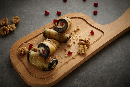 Рулет из баклажанов с орехами