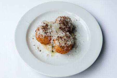 Аранчини с грибами, соусом из сладкого лука и трюфелем