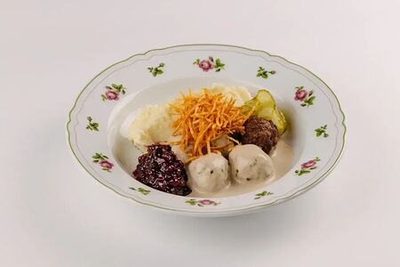 Шведские фрикадельки с брусничным соусом