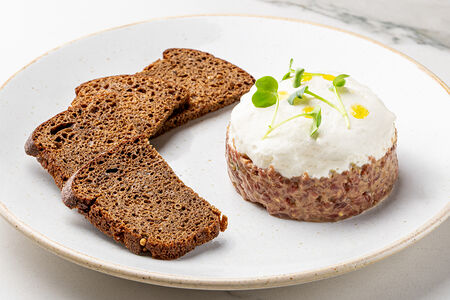 Тартар из говядины с муссом из пармезана